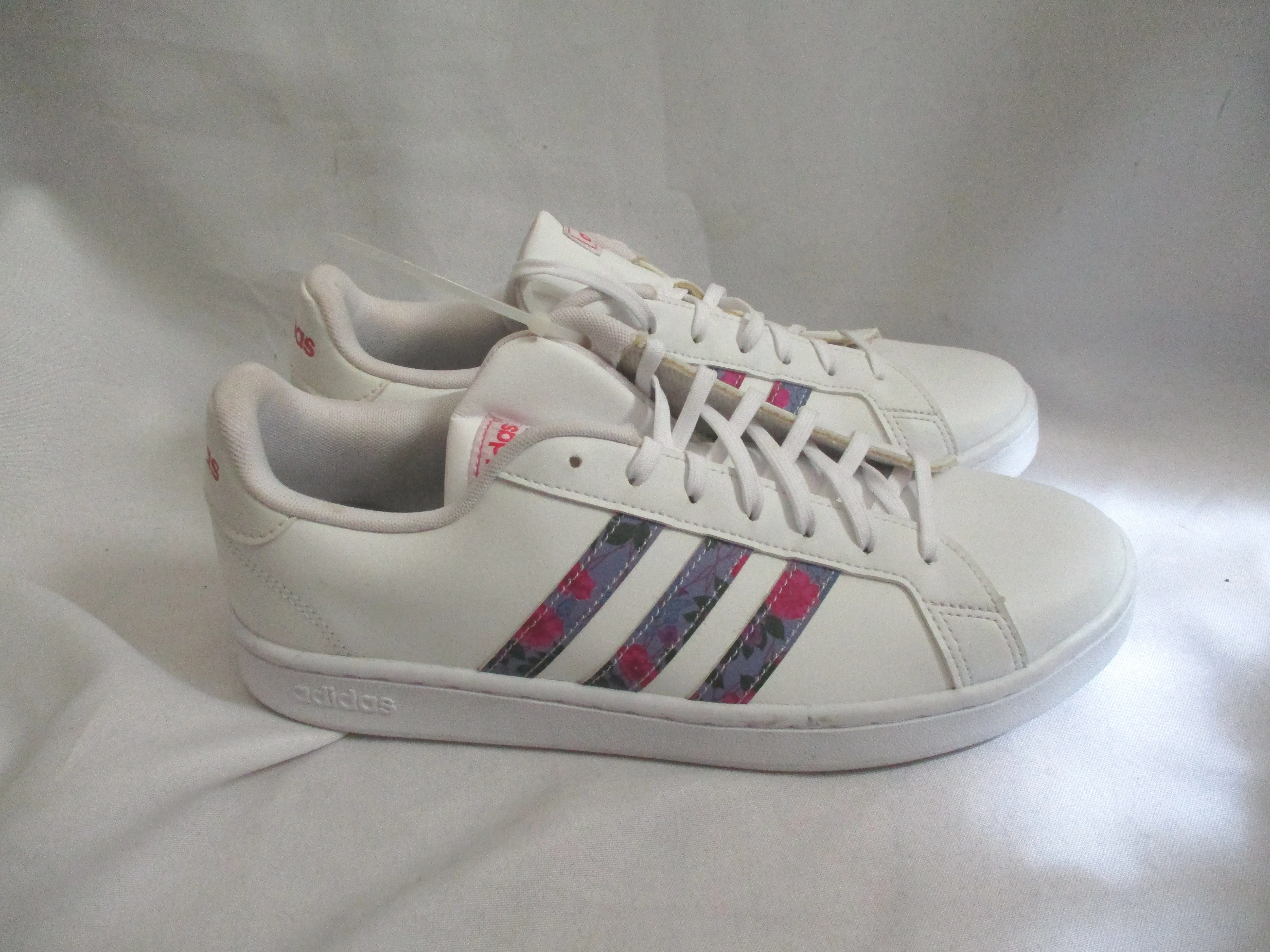 NEW ADIDAS Fashion Sneaker Trainer 11 WHITE 123110452 Stripe Womens